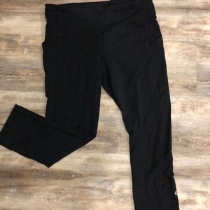 Black Lululemon leggings.